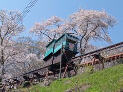 今回は、城址公園の上まで行く時間があります。

坂を登りたくなかったのでスロープカー乗りたかったんですが・・
チケットは買ったものの１時間待ちでした。
→歩く！