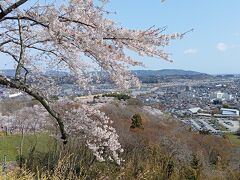 登っている途中、岩沼方面を見下ろす景色が綺麗です。

ただ、下りを歩いてもこの景色は見られるので、あまり慰めにはならず。