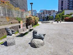 遊歩道を進んでいくと古石場川親水公園(通称 石の広場)という広めの公園にたどり着きました。
遊具はないけど「にらめっこ」という石の彫刻があったり、水辺もありました。