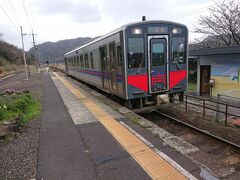  浜坂行きの普通列車が到着しました。1両編成ですが空席はなく立客もいる盛況ぶりです。