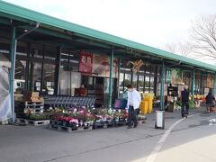 まず最初に、クチコミで気になった空港近くのふるさと市場へ
野菜が安い！