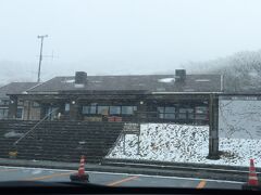 途中、牧ノ戸峠は雪