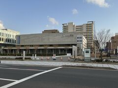 千秋公園の前にあるのは、秋田県立美術館。
