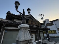 橋のたもとには番所があり、夜間は通行禁止の警戒線が張られ、死刑囚の首晒しの場でもあったとか。
通町橋を渡った時は「立派な街頭だな」という程度で見ていましたが、やはり城周辺には興味深い話が色々残っていました。