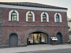 ねぶり流し館と旧金子家を見た後も、秋田の街歩き続行。
この建物は、秋田市まちなか観光案内所。
明治時代に建てられたレンガ造りの建物で、県内初の百貨店【旧大島商会店舗】です。