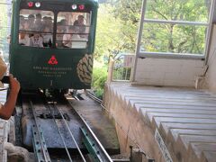 このケーブルカーで降りて行きます