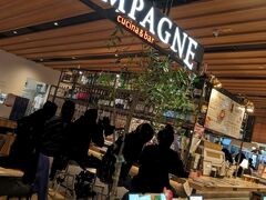 金沢駅まで戻ってきました。
写真はCAMPAGNE cucina & bar、金沢百番街あんと西のイタリアンなお店です。地元食材使用のメニューがあったので、こちらに決めました。

ここに来る前に先ほど買い物をした金沢フォーラスのレストランフロアを見たのですが、どこも人が多くだいぶ待ちそうな様子でした。
土曜の夜、地元の方も観光の方もそれは多くて当たり前、このお店もあとしばらくするとほとんど埋まっていたと思います。