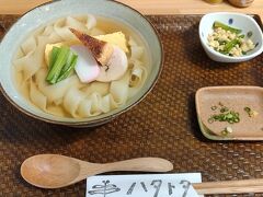 ●きしめんハタトタ

このお店の看板メニューにしました。
「ハタトタ」
「温」と「冷」を選べましたが、勿論、「温」にしました。