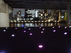 隅田川沿いのホテルのテラスはライトアップされて幻想的