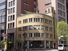 レトロな建物は　堀商店　1932年昭和7年　鉄筋コンクリート
レトロ感が際立って素敵ですね~カーブを描いた前面に屋上の辺り、壁の色も。
東京大空襲、高度経済成長期もかいくぐり、現存している姿が凛々しく輝いて見えます。