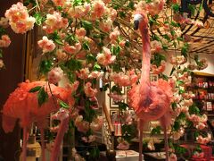 シーズンごとに凝った飾りつけが楽しめるCorné Port-Royalのウィンドウ。
この花は桜のイメージなのかなあ。そして、なぜフラミンゴ…。色のイメージから？
Galerie de la Reine 5