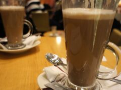 気が付いたらかなりの雨降りに。傘を持っているとはいえ、歩くのはちょっと…だったので、ギャラリーサンチュベール内のハーゲンダッツで一休み。
チョコ屋なので、ホットチョコレート、3.60ユーロを頼んでみました。甘いけど、お砂糖付き。