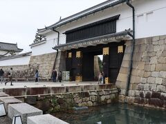 東寺を後にして、次の世界遺産「二条城」へ移動しました。ここも何回かツアーで訪問したので、自分の中では眺めるスポットを既に絞っていました。バスを降り、入場口の東大手門に向かいました。