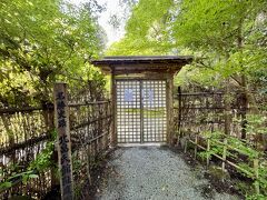 武家書院庭園
越前一乗谷朝倉氏庭園、近江朽木谷旧秀隣寺庭園とともに三大武将庭園の一つに数えられる名庭園。
北畠氏館跡庭園（約８５０坪）
元々は、伊勢国司を代々務めた北畠氏の屋敷の庭園で、約５００年前、管領も務めた武将・細川高国が作庭したという。
屋敷は戦国時代の織田氏侵攻後に失われたが、庭園は残った。
その約７０年後に北畠氏の子孫が祖霊を慰めようとほこらを設置して以来、神社の庭園となった。