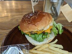 チーズバーガー　まあまあ良い値段しますが、肉汁たっぷりで美味しかった。