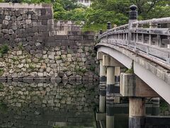 大阪城へ　お城はお堀も含めてが好み。川に映るお城も良き。