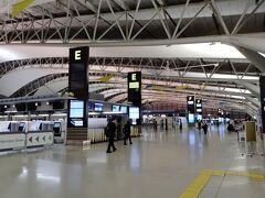 関西国際空港。
久しぶりだったので、色々変わっていてびっくり。まだ工事中のところもありました。
23時45分発と遅くの出発だったので、飛行機に乗る前に軽く食べたかったのですが、どこのお店も閉まっていて、結局コンビニのお茶漬けをいただきました。