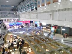 関西空港から10時間30分飛行機に乗って、5時15分ドバイ着。
ドバイの空港は、アラビアンナイトのテーマパークのようでした。
巨大な空港で、乗り継ぎのため延々と歩きました。乗り継ぎ時間が短くて、ゆっくり見れなかったのが残念。
空港のWiFiは接続が悪かったです…
