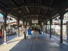 「門司赤煉瓦プレイス」を堪能した後、再び鹿児島本線に乗り、終点「門司港」駅に到着しました。
現在の駅舎(2代目)は1914年(大正3)に完成したもので、1942年(昭和17)関門トンネルの開通に伴い、山陽本線の接続点となる大里駅を門司駅に、ここを｢門司港駅｣に改称したそうです。