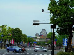 用を済ませて
駅から真っ直ぐ姫路城1km弱
大手前通り
よく考えて造られた道路