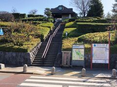 《葛飾柴又寅さん記念館》入口への階段…私は、「山本亭」を鑑賞したあと「柴又公園」の階段を上り「寅さん記念館」へ行きましたが結構遠回りでした。しかし、「柴又公園」の頂上地点に到達した時に周りを見回すと「江戸川」や「柴又」の街並みをきれいに見渡すことができました。こちらもお薦めです。