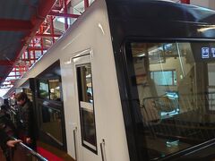 強羅駅着。ここから、ケーブルカーに乗り継ぎます。
ずいぶん混んでいました。なんか、外人さん多いなぁ。

外人さんというのは、いわゆる紅毛碧眼の人達です。あと、インド人。
昔から、朝鮮半島や中国大陸の人達には”外人さん”という言葉は使いませんでしたよね？！　・・私だけかな？？