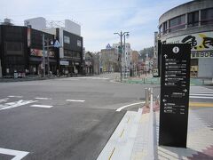 １５石巻駅からの案内表示板、石巻マンガロードの始まり地点、この先信号を左に続きます
