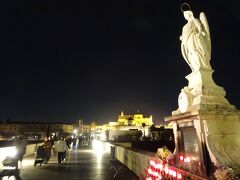 一旦宿に戻り、グアダルキビール川に架かるローマ橋も見に行ってみた。
一年中ライトアップしているのでしょうか？とてもロマンチックです～
夜の散歩をしている人がたくさんいました。