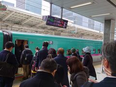 1日目：
東京駅に到着して家内のスタバの購入、駅弁の購入でホームに上がったのは発車4分前。まだ車内清掃中でドアは開いておらず、1分前に開きましたが定刻になってもまだ乗り切れず、発車ベルが鳴って皆さん急いで隣のドアも使って乗り込みます。