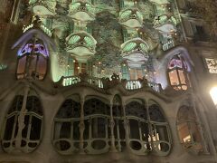夜のカサバトリョで音楽と光のショーをやっているから行ってみて、と姐さんにいわれていたので楽しみにしていました。
※11月から1月7日まで、18:30~21:30の間、30分おきに３分間開催されていたそうです

カラフルな光に照らされた建物は、アニメかディズニーのものみたい。
壁に貼り付けられたタイルの破片が水のあぶくみたいに見えました。