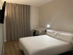移動日の宿はViladecansという空港近郊エリアで予約していました。ナイトバスN19に乗っていく。
（予算の都合でエアポートホテルはありえない）
便利な立地かと言われると微妙かな。でも安価だった。

雨水が布製のスーツケースの中まで浸水していたので、眠い中緊急手当しました涙