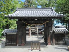 松本城の北の松本神社前交差点に建つ松本神社に来ました。松本城主戸田氏の祖神等５柱を祀り、1831年に五社と呼ばれました。1953年に城の鎮守を合祀して松本神社と改称しました。交通量の多い道路に面して山門があり、石造鳥居の先に木造瓦屋根の社殿が建っています。