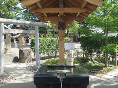 松本神社の横に松本神社前井戸があります。井戸から流れ落ちる湧水はとても冷たく水量もあり、手や顔を洗うと散策の疲れが吹き飛ぶ感じがしました。