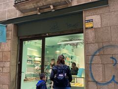 ボルン地区を探索しつつ、ケーキ屋のホフマンでマスカルポーネ入りクロワッサン（４ユーロ）を買いました。

HofmannもBuboもですが、お客さんがひっきりなしにやってきて翌日のお祝いのためケーキを持ち帰っていました。

貼り出されていたHoffmanの営業カレンダーはこんな感じ…
25th and 26th of December: Closed 
1st of January: Closed 
6th of January: 9:00am to 2:00pm 
15th to 21st of January: Closed 
Regular hours on other days
