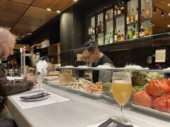 晩ご飯には早い１７時すぎ、バルが空いていたので入ってみました。
ネットでたくさん口コミが見つかるカタラナっていうお店です。