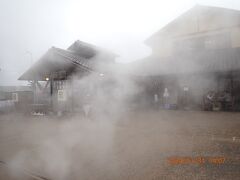 地獄蒸し工房 鉄輪の前に来ました。湯気が凄いことになっています。