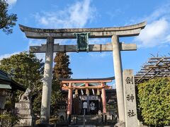 おはぎでお腹いっぱいだから東山を北に向かって散歩しよう。
そう思った矢先に剣神社というかっこいい名前の神社を見つけました。