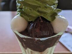 まだおはぎがお腹に残っているけど、2回目のおやつタイムにしました。
赤ちゃん連れのママ集団が長居していて、外で30分ほど待ってから入店。
ママグループなき後の店内は男性比率高め。
店員さんに尋ねると「意外と一人の男性客が多め」とのこと。