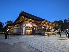 八坂神社に来ると、もう授与所は閉まっていたのにかなりの参拝者が訪れてました。