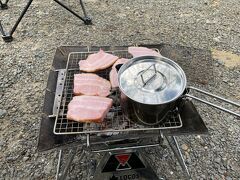 キャンプの朝食