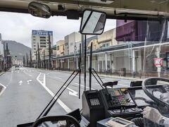  鳥取駅前のバスターミナルから「ループ麒麟獅子バス」に乗車します。鳥取市内の観光地を巡るバスで主に土曜日と日曜日に運行されています。