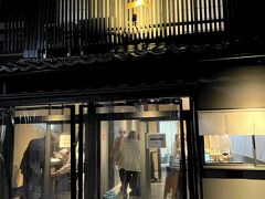 富山の伝説的寿司店「鮨し人」の店主が、人気店を閉めてあらたに展開する立ち食い寿司店「人人」に行ってみました。