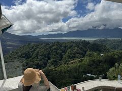 カフェの外は絶景で、ソファ席があります。
日射しが強いので日焼け対策を念入りに。私たちはお店の中に入りました。