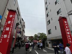 藤まつり開催中の亀戸天神へ。