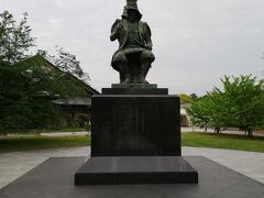 名古屋城に着きました。
加藤清正像に迎えられます。
