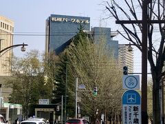 鴨々川沿いに中島公園に向かいます。　
公園内にある、札幌パークホテルが見えます。