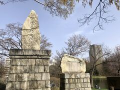 大小の石碑が並んで立っていました。札幌の開拓に当って尽力した４名の人物の功績を称えた「四翁表功之碑」とその副碑だそうです。