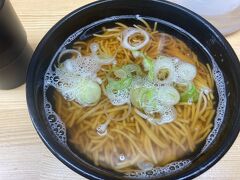 昨日は飲みすぎたので軽くそばが朝兼昼ごはん。
十割の津軽そばだが、写真でもわかる通り短く切れている。
十割を茹でおきしたんだろうか。
そばというよりお吸い物という感じで胃を労わる。