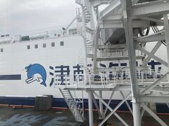 室蘭行きのフェリー。
アクセスが悪くバスでは間に合わない。