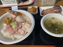 今日は青森を出発の日。
その前に朝ごはん。
青森の朝ご飯はやはりここ。
二千円分のチケット買ってうろうろしながらのせてもらう。
いかの煮物が旨かった。